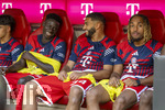 15.08.2026, Fussball Bundesliga 2026/2027, Testspiel Telecom-Cup, FC Bayern München - RB Leipzig, in der Allianz-Arena München, von links: Bara Sapoko Ndiaye (Bayern München), Ismael Saibari (FC Bayern München) und Sacha Boey (FC Bayern München) auf der Bank.