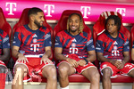 15.08.2026, Fussball Bundesliga 2026/2027, Testspiel Telecom-Cup, FC Bayern München - RB Leipzig, in der Allianz-Arena München, von links:  Ismael Saibari (FC Bayern München), Sacha Boey (FC Bayern München) und Wisdom Mike (FC Bayern München) auf der Bank.