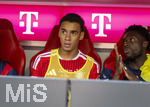 15.08.2026, Fussball Bundesliga 2026/2027, Testspiel Telecom-Cup, FC Bayern München - RB Leipzig, in der Allianz-Arena München, von links:  Jamal Musiala (Bayern München), Alphonso Davies (FC Bayern München) auf der Bank.