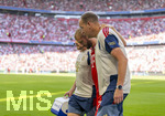 15.08.2026, Fussball Bundesliga 2026/2027, Testspiel Telecom-Cup, FC Bayern München - RB Leipzig, in der Allianz-Arena München, Konrad Laimer (FC Bayern München) muss mit einer Verletzung am rechten Oberschenkel aus dem Spiel geführt werden.