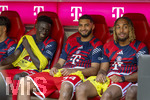 15.08.2026, Fussball Bundesliga 2026/2027, Testspiel Telecom-Cup, FC Bayern München - RB Leipzig, in der Allianz-Arena München, von links: Bara Sapoko Ndiaye (Bayern München), Ismael Saibari (FC Bayern München) und Sacha Boey (FC Bayern München) auf der Bank.