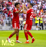 15.08.2026, Fussball Bundesliga 2026/2027, Testspiel Telecom-Cup, FC Bayern München - RB Leipzig, in der Allianz-Arena München, Torjubel, v.li: Nathaniel Brown (FC Bayern München), Tim Binder (Bayern München).