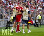 15.08.2026, Fussball Bundesliga 2026/2027, Testspiel Telecom-Cup, FC Bayern München - RB Leipzig, in der Allianz-Arena München, Konrad Laimer (FC Bayern München) muss mit einer Verletzung am rechten Oberschenkel aus dem Spiel geführt werden.