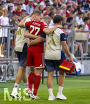 15.08.2026, Fussball Bundesliga 2026/2027, Testspiel Telecom-Cup, FC Bayern München - RB Leipzig, in der Allianz-Arena München, Konrad Laimer (FC Bayern München) muss mit einer Verletzung am rechten Oberschenkel aus dem Spiel geführt werden.