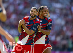 15.08.2026, Fussball Bundesliga 2026/2027, Testspiel Telecom-Cup, FC Bayern München - RB Leipzig, in der Allianz-Arena München, v.li: Ismael Saibari (FC Bayern München) macht Späße mit Sacha Boey (FC Bayern München) beim Aufwärmen.