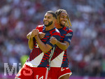15.08.2026, Fussball Bundesliga 2026/2027, Testspiel Telecom-Cup, FC Bayern München - RB Leipzig, in der Allianz-Arena München, v.li: Ismael Saibari (FC Bayern München) macht Späße mit Sacha Boey (FC Bayern München) beim Aufwärmen.