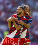 15.08.2026, Fussball Bundesliga 2026/2027, Testspiel Telecom-Cup, FC Bayern München - RB Leipzig, in der Allianz-Arena München, v.li: Ismael Saibari (FC Bayern München) macht Späße mit Sacha Boey (FC Bayern München) beim Aufwärmen.