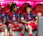 15.08.2026, Fussball Bundesliga 2026/2027, Testspiel Telecom-Cup, FC Bayern München - RB Leipzig, in der Allianz-Arena München, v.li: Wisdom Mike (FC Bayern München), Filip Pavic (FC Bayern München) auf der Bank.