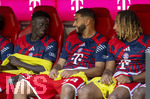 15.08.2026, Fussball Bundesliga 2026/2027, Testspiel Telecom-Cup, FC Bayern München - RB Leipzig, in der Allianz-Arena München, v.li: Bara Sapoko Ndiaye (Bayern München), Ismael Saibari (FC Bayern München), Sacha Boey (FC Bayern München) auf der Bank.