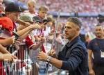 15.08.2026, Fussball Bundesliga 2026/2027, Testspiel Telecom-Cup, FC Bayern München - RB Leipzig, in der Allianz-Arena München, Trainer Martin Demichelis (RB Leipzig) bei den Fans 