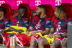 15.08.2026, Fussball Bundesliga 2026/2027, Testspiel Telecom-Cup, FC Bayern München - RB Leipzig, in der Allianz-Arena München, v.li: Bara Sapoko Ndiaye (Bayern München), Ismael Saibari (FC Bayern München), Sacha Boey (FC Bayern München) auf der Bank.