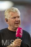 15.08.2026, Fussball Bundesliga 2026/2027, Testspiel Telecom-Cup, FC Bayern München - RB Leipzig, in der Allianz-Arena München, TV-Experte Stefan Effenberg am Magenta-Sport-TV Mikrofon am Spielfeldrand  