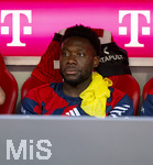 15.08.2026, Fussball Bundesliga 2026/2027, Testspiel Telecom-Cup, FC Bayern München - RB Leipzig, in der Allianz-Arena München, Alphonso Davies (FC Bayern München) auf der Bank.