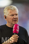 15.08.2026, Fussball Bundesliga 2026/2027, Testspiel Telecom-Cup, FC Bayern München - RB Leipzig, in der Allianz-Arena München, TV-Experte Stefan Effenberg am Magenta-Sport-TV Mikrofon am Spielfeldrand  