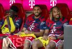15.08.2026, Fussball Bundesliga 2026/2027, Testspiel Telecom-Cup, FC Bayern München - RB Leipzig, in der Allianz-Arena München, v.li: Bara Sapoko Ndiaye (Bayern München), Ismael Saibari (FC Bayern München), Sacha Boey (FC Bayern München) auf der Bank.