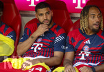 15.08.2026, Fussball Bundesliga 2026/2027, Testspiel Telecom-Cup, FC Bayern München - RB Leipzig, in der Allianz-Arena München, Ismael Saibari (li, FC Bayern München) auf der Bank, re: Sacha Boey (FC Bayern München) 