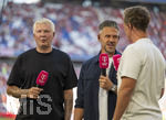 15.08.2026, Fussball Bundesliga 2026/2027, Testspiel Telecom-Cup, FC Bayern München - RB Leipzig, in der Allianz-Arena München, li: TV-Experte Stefan Effenberg am Magenta-Sport-TV Mikrofon am Spielfeldrand, mitte: Trainer Martin Demichelis (RB Leipzig) 