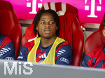 15.08.2026, Fussball Bundesliga 2026/2027, Testspiel Telecom-Cup, FC Bayern München - RB Leipzig, in der Allianz-Arena München, Wisdom Mike (FC Bayern München) auf der Bank.