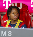 15.08.2026, Fussball Bundesliga 2026/2027, Testspiel Telecom-Cup, FC Bayern München - RB Leipzig, in der Allianz-Arena München, Wisdom Mike (FC Bayern München) auf der Bank.