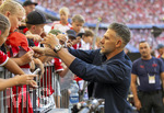 15.08.2026, Fussball Bundesliga 2026/2027, Testspiel Telecom-Cup, FC Bayern München - RB Leipzig, in der Allianz-Arena München, Trainer Martin Demichelis (RB Leipzig) bei den Fans 