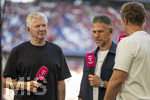 15.08.2026, Fussball Bundesliga 2026/2027, Testspiel Telecom-Cup, FC Bayern München - RB Leipzig, in der Allianz-Arena München, li: TV-Experte Stefan Effenberg am Magenta-Sport-TV Mikrofon am Spielfeldrand, mitte: Trainer Martin Demichelis (RB Leipzig) 