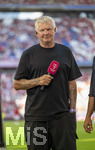 15.08.2026, Fussball Bundesliga 2026/2027, Testspiel Telecom-Cup, FC Bayern München - RB Leipzig, in der Allianz-Arena München, TV-Experte Stefan Effenberg am Magenta-Sport-TV Mikrofon am Spielfeldrand  
