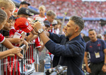 15.08.2026, Fussball Bundesliga 2026/2027, Testspiel Telecom-Cup, FC Bayern München - RB Leipzig, in der Allianz-Arena München, Trainer Martin Demichelis (RB Leipzig) bei den Fans 