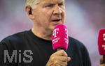 15.08.2026, Fussball Bundesliga 2026/2027, Testspiel Telecom-Cup, FC Bayern München - RB Leipzig, in der Allianz-Arena München, TV-Experte Stefan Effenberg am Magenta-Sport-TV Mikrofon am Spielfeldrand  