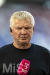 15.08.2026, Fussball Bundesliga 2026/2027, Testspiel Telecom-Cup, FC Bayern München - RB Leipzig, in der Allianz-Arena München, TV-Experte Stefan Effenberg am Magenta-Sport-TV Mikrofon am Spielfeldrand  