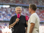 15.08.2026, Fussball Bundesliga 2026/2027, Testspiel Telecom-Cup, FC Bayern München - RB Leipzig, in der Allianz-Arena München, li: TV-Experte Stefan Effenberg am Magenta-Sport-TV Mikrofon am Spielfeldrand 