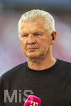 15.08.2026, Fussball Bundesliga 2026/2027, Testspiel Telecom-Cup, FC Bayern München - RB Leipzig, in der Allianz-Arena München, TV-Experte Stefan Effenberg am Magenta-Sport-TV Mikrofon am Spielfeldrand  