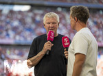15.08.2026, Fussball Bundesliga 2026/2027, Testspiel Telecom-Cup, FC Bayern München - RB Leipzig, in der Allianz-Arena München, li: TV-Experte Stefan Effenberg am Magenta-Sport-TV Mikrofon am Spielfeldrand 