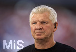 15.08.2026, Fussball Bundesliga 2026/2027, Testspiel Telecom-Cup, FC Bayern München - RB Leipzig, in der Allianz-Arena München, TV-Experte Stefan Effenberg am Magenta-Sport-TV Mikrofon am Spielfeldrand  