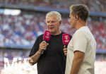 15.08.2026, Fussball Bundesliga 2026/2027, Testspiel Telecom-Cup, FC Bayern München - RB Leipzig, in der Allianz-Arena München, li: TV-Experte Stefan Effenberg am Magenta-Sport-TV Mikrofon am Spielfeldrand 