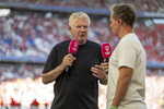 15.08.2026, Fussball Bundesliga 2026/2027, Testspiel Telecom-Cup, FC Bayern München - RB Leipzig, in der Allianz-Arena München, li: TV-Experte Stefan Effenberg am Magenta-Sport-TV Mikrofon am Spielfeldrand 