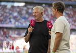 15.08.2026, Fussball Bundesliga 2026/2027, Testspiel Telecom-Cup, FC Bayern München - RB Leipzig, in der Allianz-Arena München, li: TV-Experte Stefan Effenberg am Magenta-Sport-TV Mikrofon am Spielfeldrand 