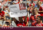15.08.2026, Fussball Bundesliga 2026/2027, Testspiel Telecom-Cup, FC Bayern München - RB Leipzig, in der Allianz-Arena München, Kleiner Fan mit Plakat für Jamal Musiala (Bayern München) BITTE EIN FOTO!