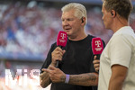 15.08.2026, Fussball Bundesliga 2026/2027, Testspiel Telecom-Cup, FC Bayern München - RB Leipzig, in der Allianz-Arena München, li: TV-Experte Stefan Effenberg am Magenta-Sport-TV Mikrofon am Spielfeldrand 