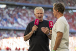 15.08.2026, Fussball Bundesliga 2026/2027, Testspiel Telecom-Cup, FC Bayern München - RB Leipzig, in der Allianz-Arena München, li: TV-Experte Stefan Effenberg am Magenta-Sport-TV Mikrofon am Spielfeldrand 