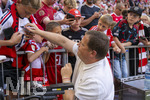 15.08.2026, Fussball Bundesliga 2026/2027, Testspiel Telecom-Cup, FC Bayern München - RB Leipzig, in der Allianz-Arena München, Sportvorstand Max Eberl (Bayern München) gibt bereitwillig Autogramme