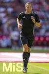 15.08.2026, Fussball Bundesliga 2026/2027, Testspiel Telecom-Cup, FC Bayern München - RB Leipzig, in der Allianz-Arena München, Schiedsrichter Robert Hartmann beim Aufwärmen
