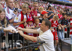 15.08.2026, Fussball Bundesliga 2026/2027, Testspiel Telecom-Cup, FC Bayern München - RB Leipzig, in der Allianz-Arena München, Sportvorstand Max Eberl (Bayern München) gibt bereitwillig Autogramme