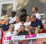 15.08.2026, Fussball Bundesliga 2026/2027, Testspiel Telecom-Cup, FC Bayern München - RB Leipzig, in der Allianz-Arena München, Ehrentribüne mit Sportvorstand Max Eberl (Bayern München), Rouven Kasper (VORSTAND MARKETING UND VERTRIEB, FC Bayern), Vorstandsvorsitzender Jan-Christian Dreesen (FC Bayern München), Dayot Upamecano (FC Bayern München), Michael Olise (FC Bayern München), Harry Kane (FC Bayern München), Präsident Herbert Hainer (FC Bayern)  