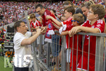 15.08.2026, Fussball Bundesliga 2026/2027, Testspiel Telecom-Cup, FC Bayern München - RB Leipzig, in der Allianz-Arena München, Sportvorstand Max Eberl (Bayern München) gibt bereitwillig Autogramme