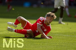 15.08.2026, Fussball Bundesliga 2026/2027, Testspiel Telecom-Cup, FC Bayern München - RB Leipzig, in der Allianz-Arena München, Tom Bischof (FC Bayern München) am Boden.