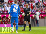 15.08.2026, Fussball Bundesliga 2026/2027, Testspiel Telecom-Cup, FC Bayern München - RB Leipzig, in der Allianz-Arena München, Torwart Maarten Vandevoordt (RB Leipzig) mit Schiedsrichter Robert Hartmann (re)