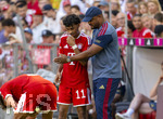 15.08.2026, Fussball Bundesliga 2026/2027, Testspiel Telecom-Cup, FC Bayern München - RB Leipzig, in der Allianz-Arena München, re: Trainer Vincent Kompany (FC Bayern München) gibt Nathaniel Brown (FC Bayern München) Anweisungen