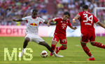 15.08.2026, Fussball Bundesliga 2026/2027, Testspiel Telecom-Cup, FC Bayern München - RB Leipzig, in der Allianz-Arena München, v.li: Ezechiel Banzuzi (RB Leipzig), Maycon Cardozo (Bayern München), Ismael Saibari (FC Bayern München) 