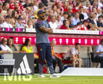 15.08.2026, Fussball Bundesliga 2026/2027, Testspiel Telecom-Cup, FC Bayern München - RB Leipzig, in der Allianz-Arena München, Trainer Vincent Kompany (FC Bayern München) gibt Anweisungen