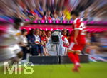 15.08.2026, Fussball Bundesliga 2026/2027, Testspiel Telecom-Cup, FC Bayern München - RB Leipzig, in der Allianz-Arena München, TV-Kamera am Spielfeldrand hält die Szene fest.(Bildbearbeitung)
